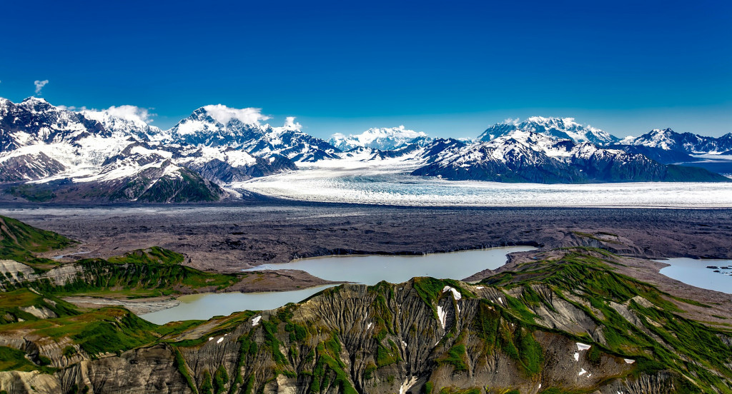 Alaska i ośnieżone góry w oddali