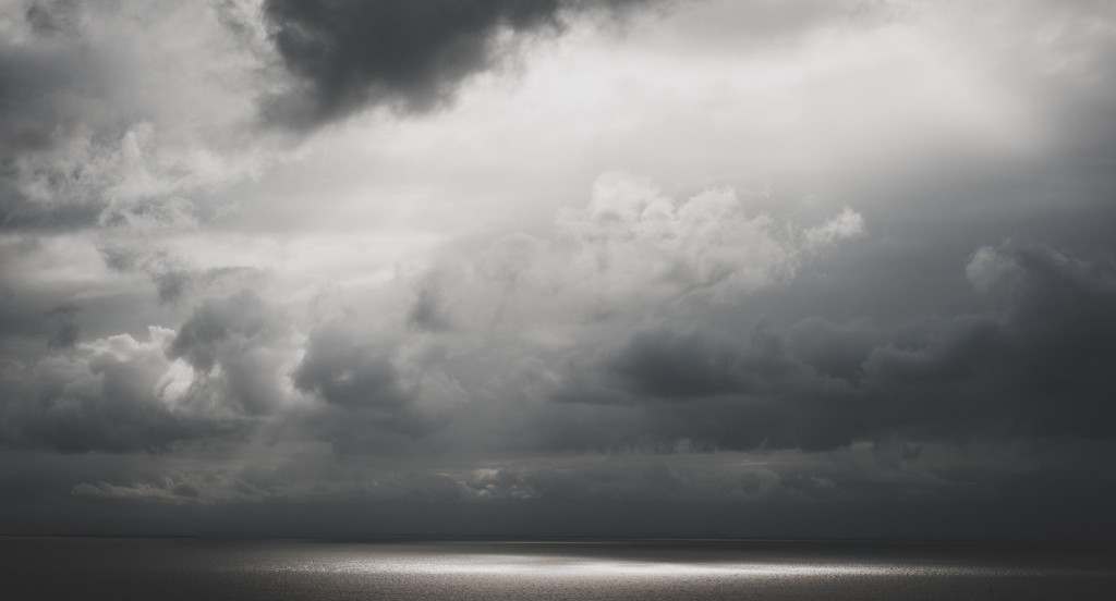 Ciemne chmury nad morzem