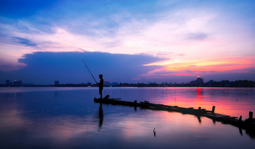 Wietnam, zachód słońca nad jeziorem i pomost