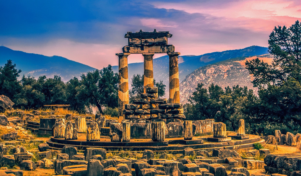 Wyrocznia Delfy, Świątynia Grecka