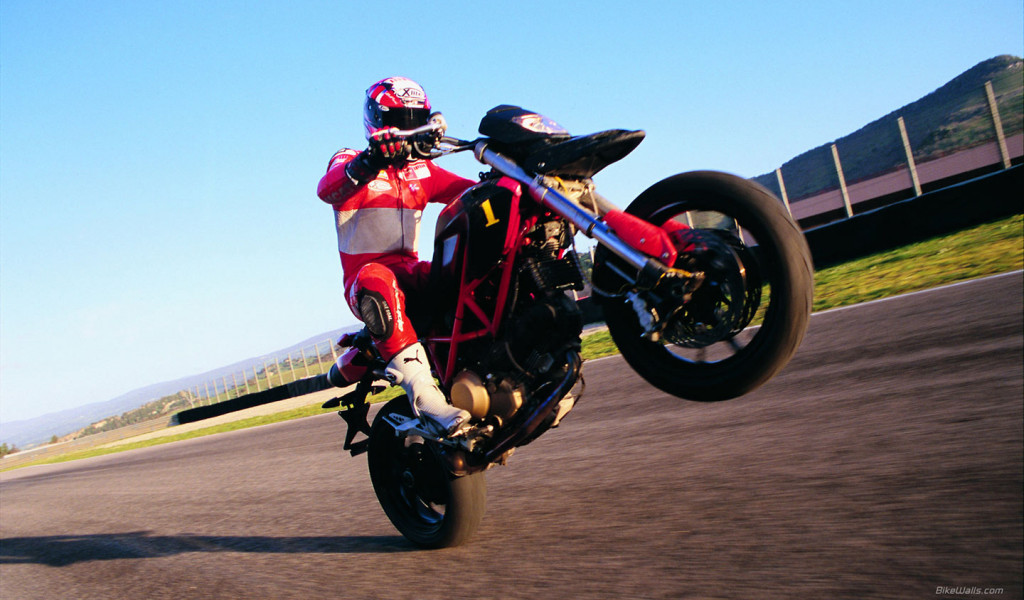 Ducati_Hypermotard_2007_02_1440x900.jpg