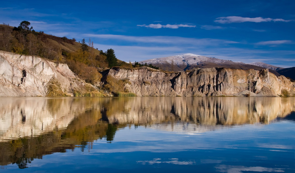 Early morning at St Bathans, New Zealand.jpg