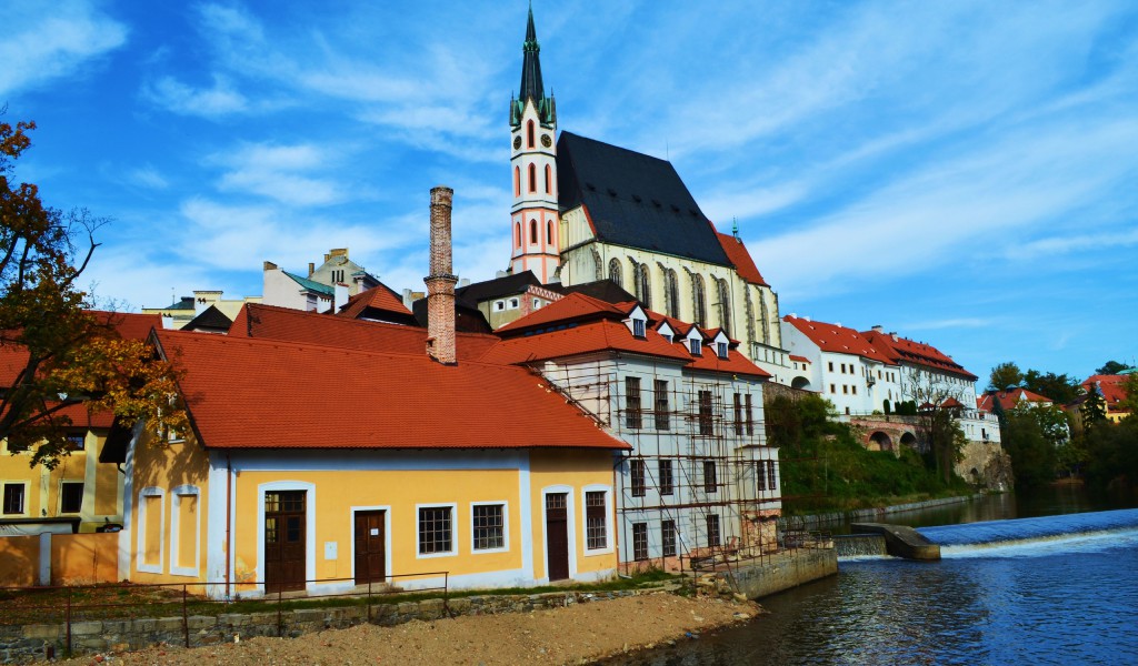 Stare kamienice i kościół