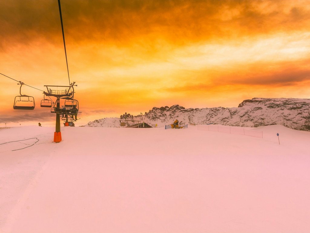 Włochy i wyciąg narciarski w górach o zachodzie słońca