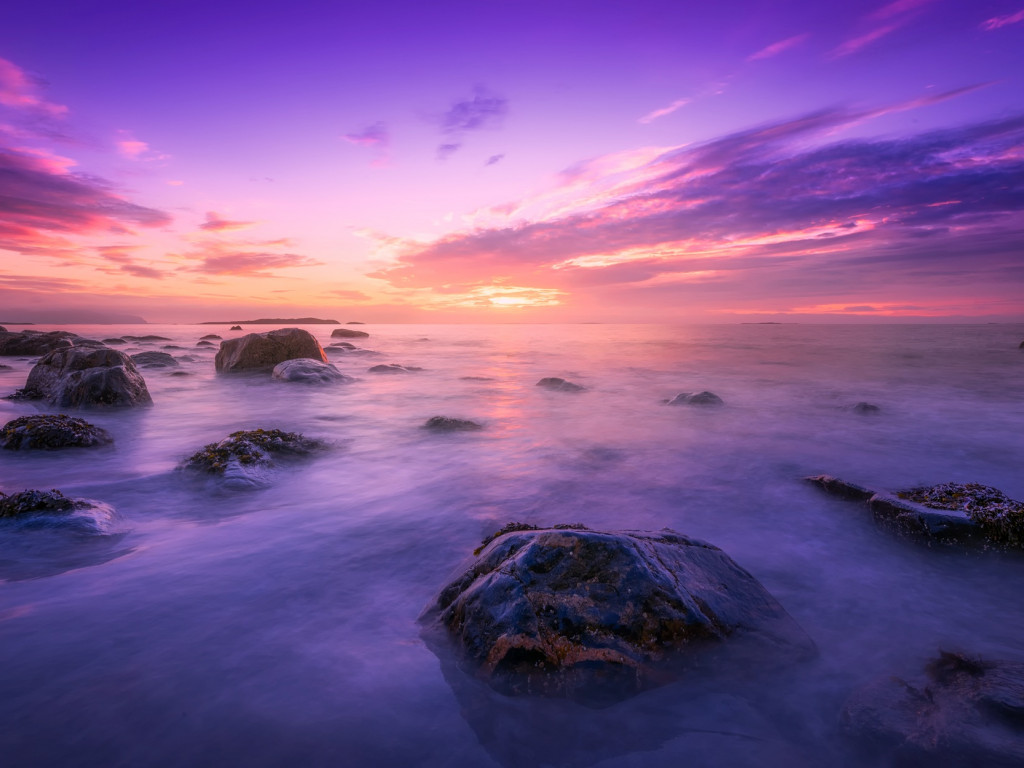 Plaża, głazy, ocean i zachód słońca