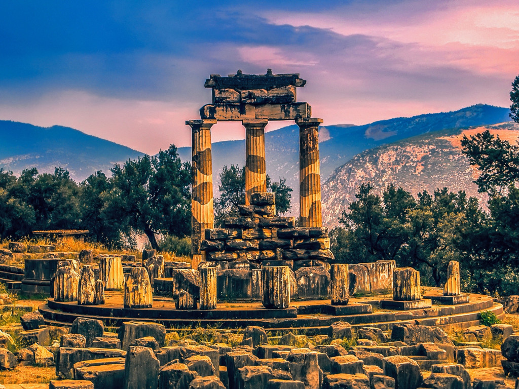 Wyrocznia Delfy, Świątynia Grecka