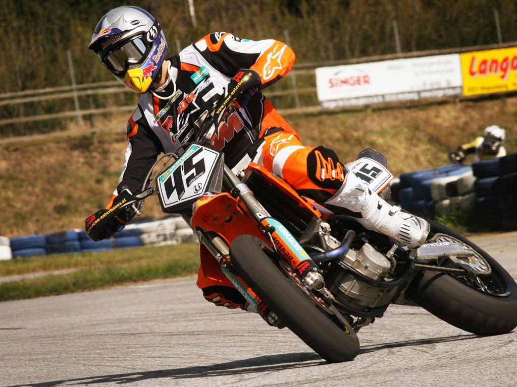 KTM_Team_Shooting_Supermoto_Austria_2007_Rene_Esterbauer_01_1440x900.jpg