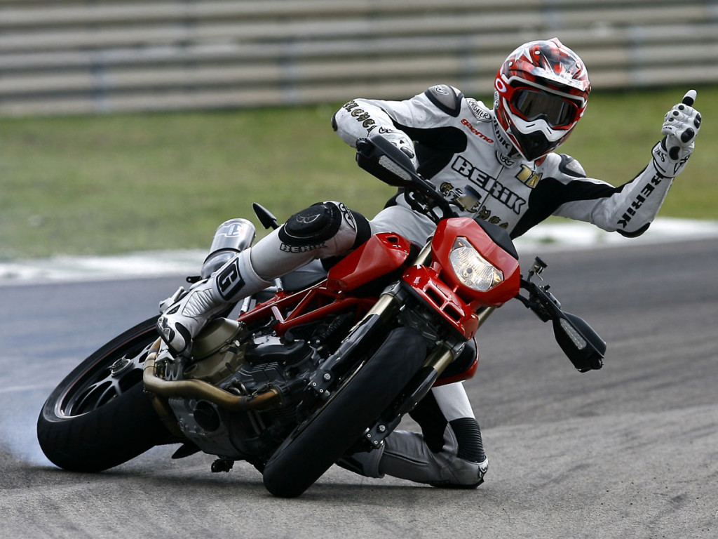 Ducati_hypermotard-a_2007_03_1440x900.jpg