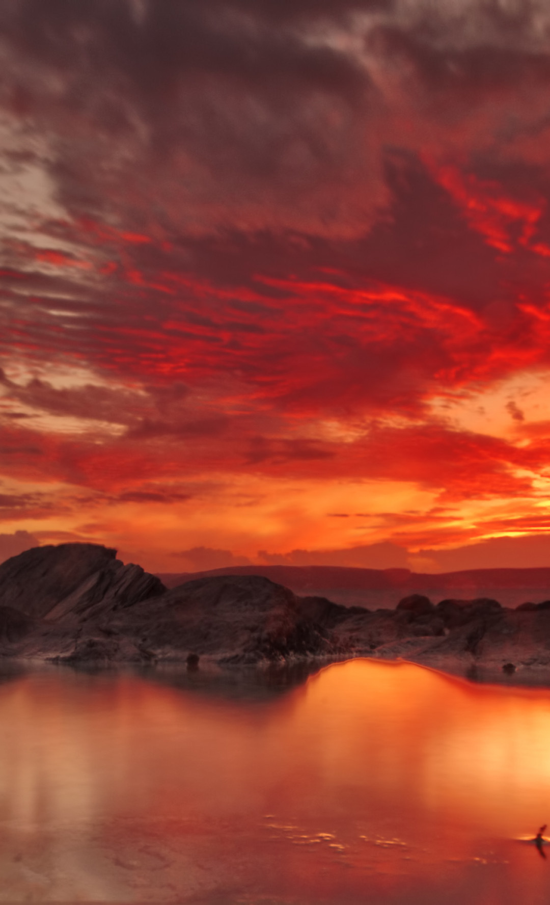 Jezioro i czerwony zachód słońca