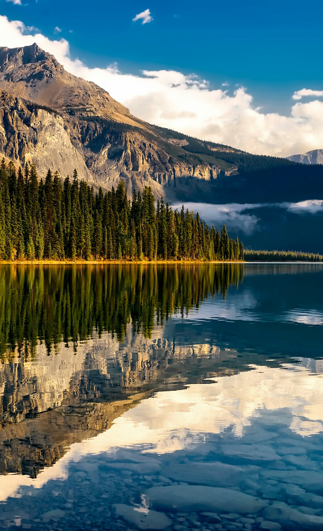 Kanada i piękny widok na góry i jezioro