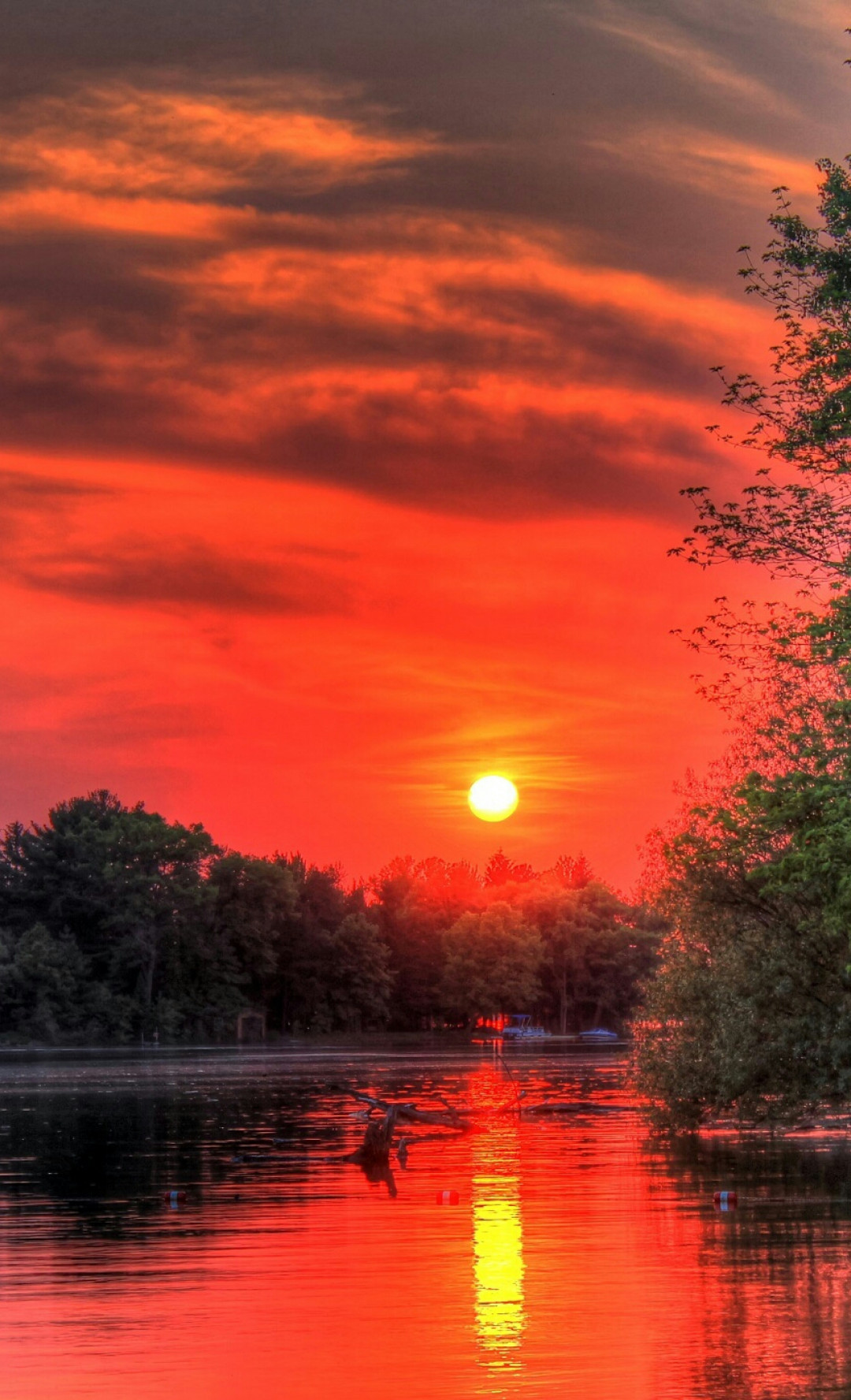 Piękny zachód słońca nad jeziorem