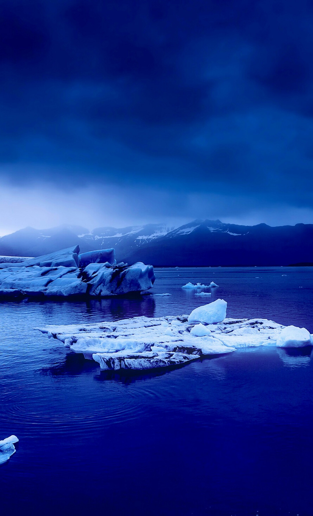 Islandia i piękny widok na wyspę, góry i ocean