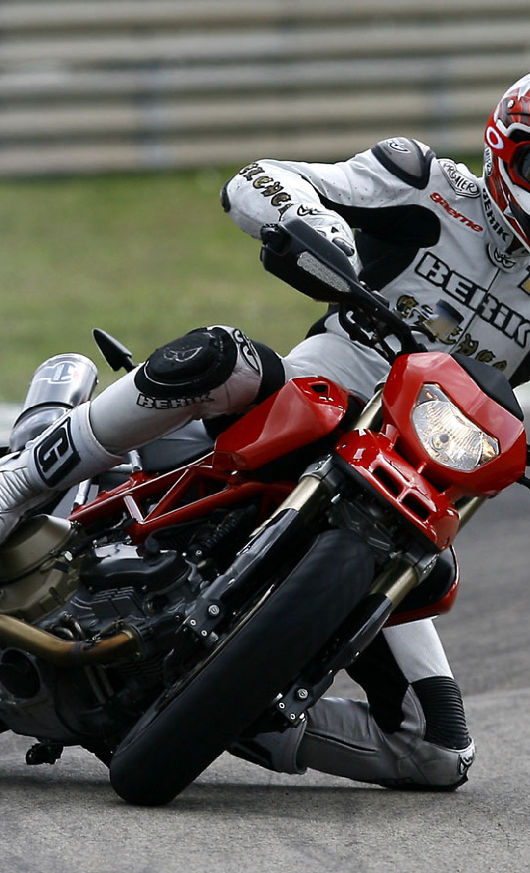 Ducati_hypermotard-a_2007_03_1440x900.jpg