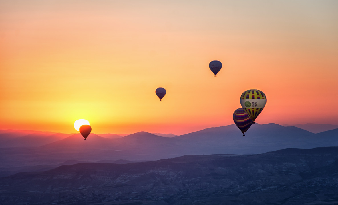 Balony z zachodem słońca w górach