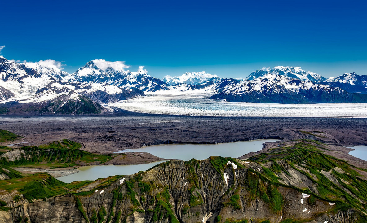 Alaska i ośnieżone góry w oddali