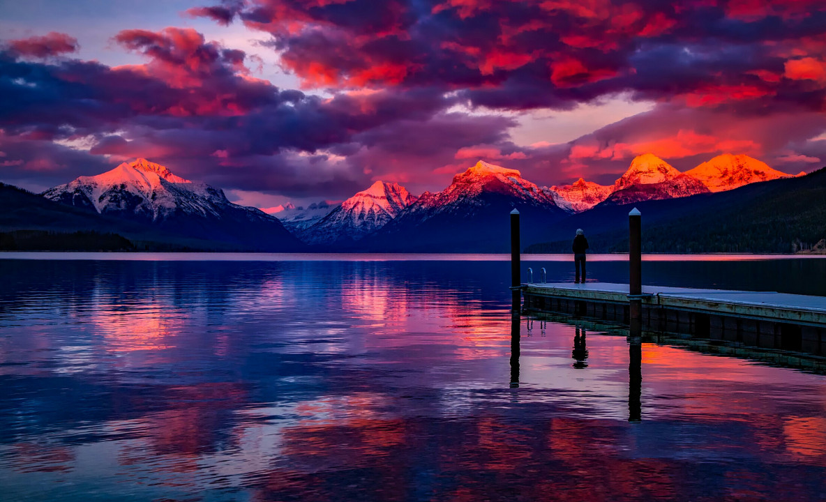 Jezioro McDonald i piękne góry o zachodzie słońca