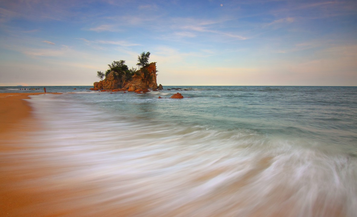 Plaża, Skały i fale