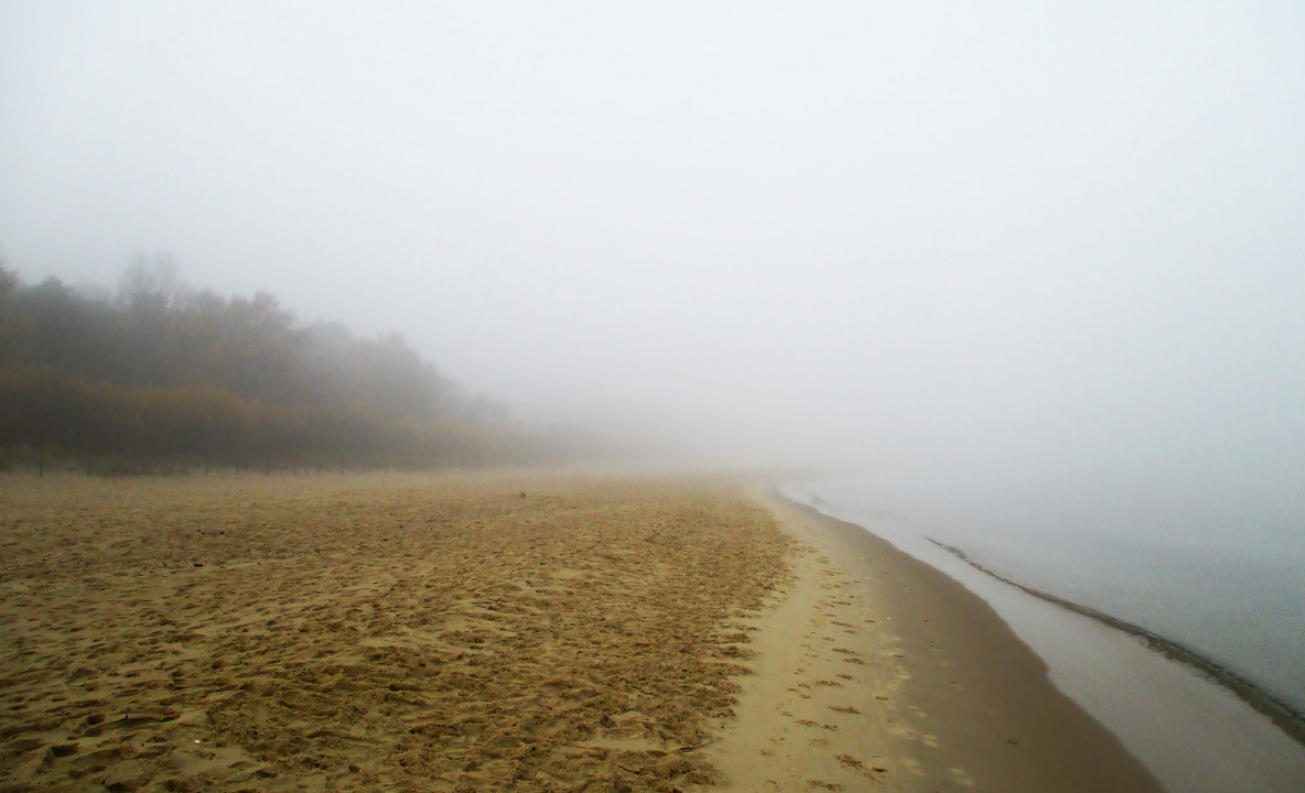 Plaża we mgle