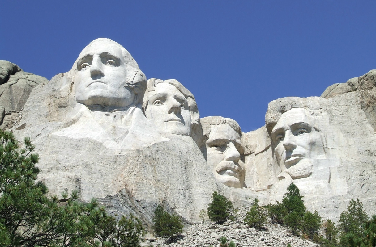 Pomnik Mount Rushmore wyżeźbiony w skałach