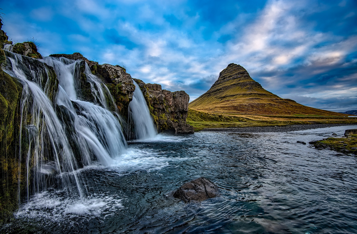 Islandia i krajobraz z wodospadem