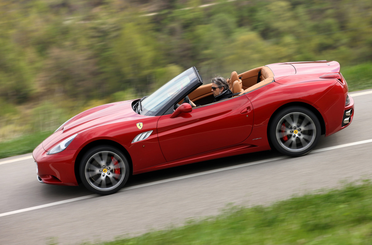 2013-Ferrari-California-side-in-motion-2.jpg