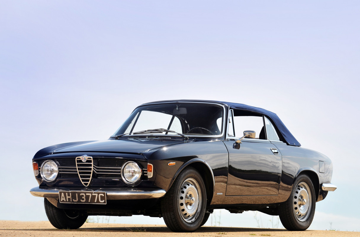 Alfa Romeo Giulia Sprint GT Cabriolet '1964–66.jpg