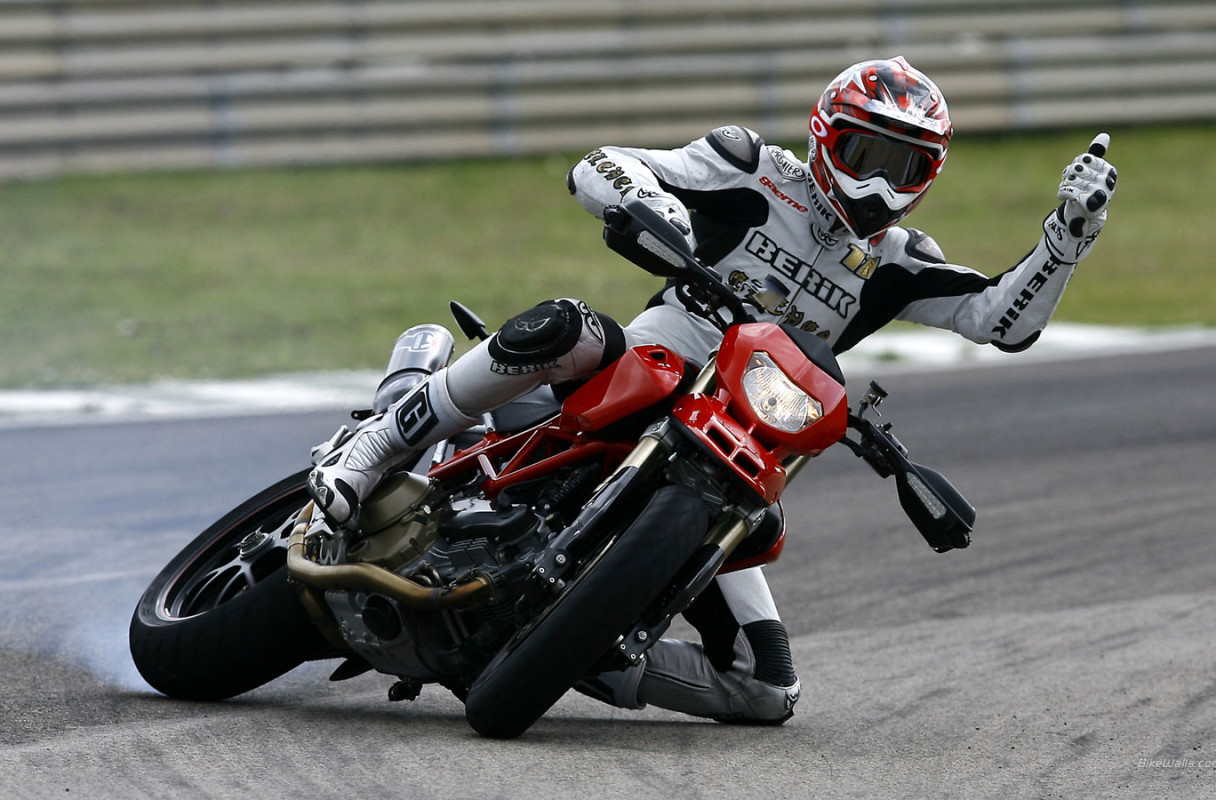 Ducati_hypermotard-a_2007_03_1440x900.jpg