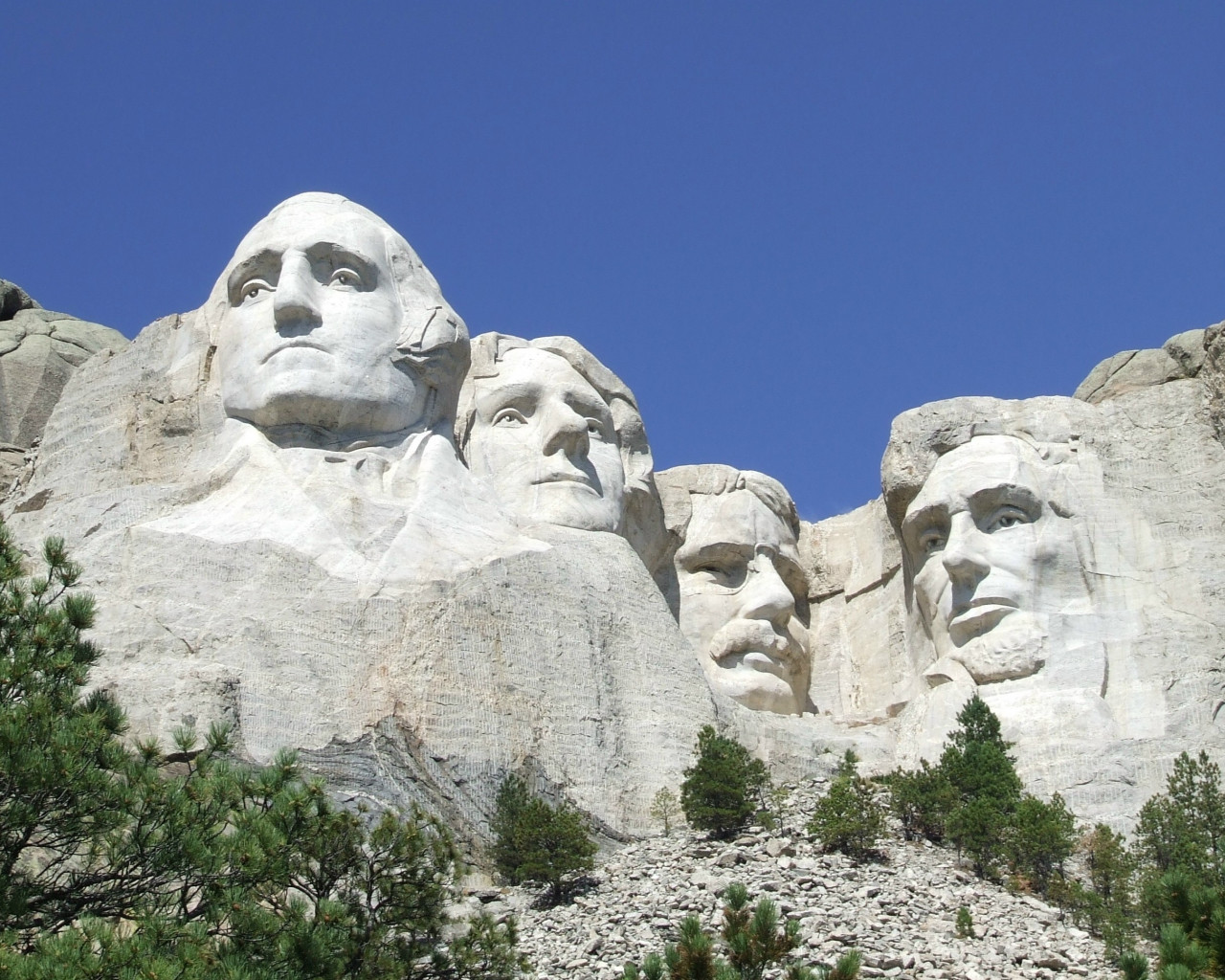 Pomnik Mount Rushmore wyżeźbiony w skałach