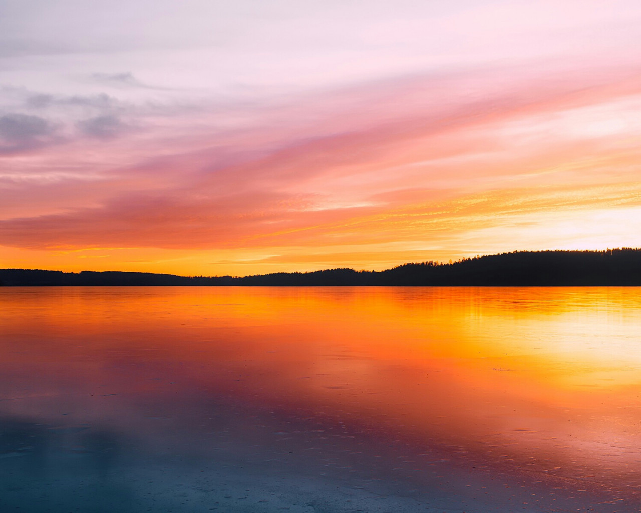 Szwecja i zachód słońca nad jeziorem
