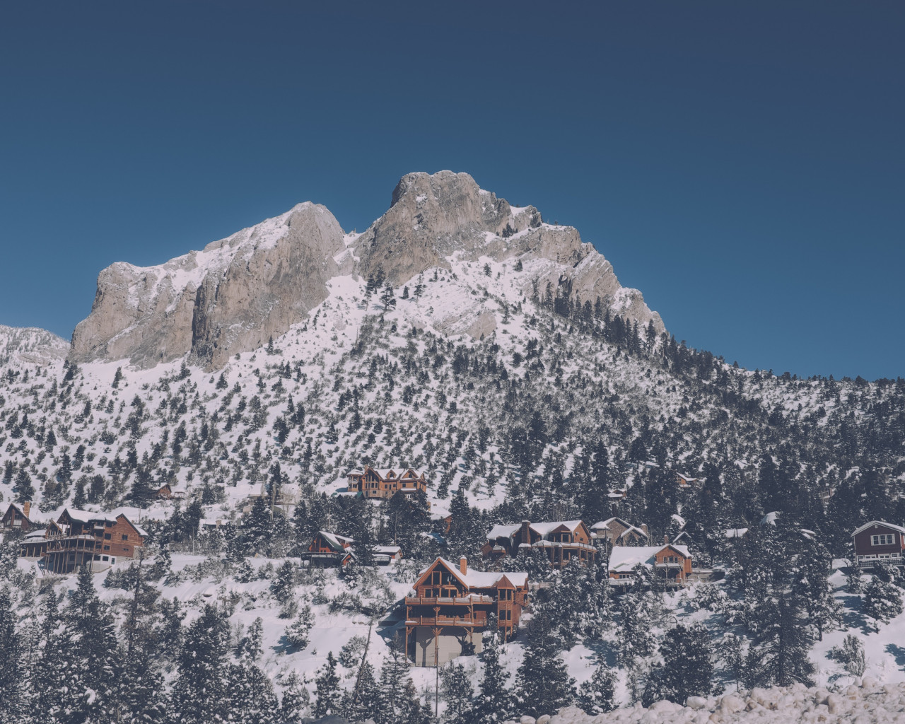 Krajobraz górski zimą i domki