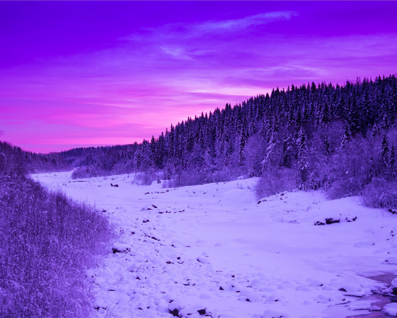 Krajobraz sceniczny zimą o zachodzie słońca