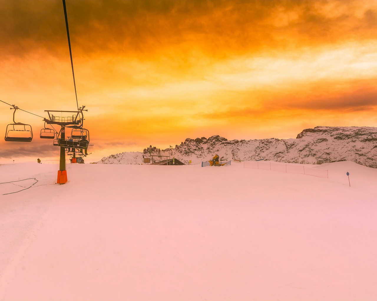 Włochy i wyciąg narciarski w górach o zachodzie słońca