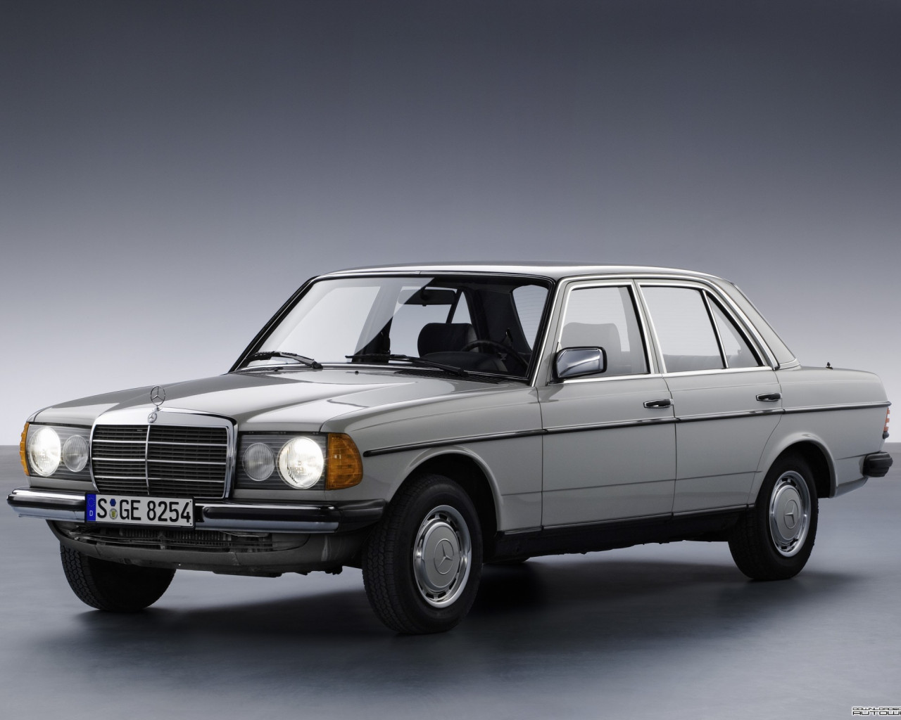 Mercedes-Benz 200 (W123) '1976–85.jpg