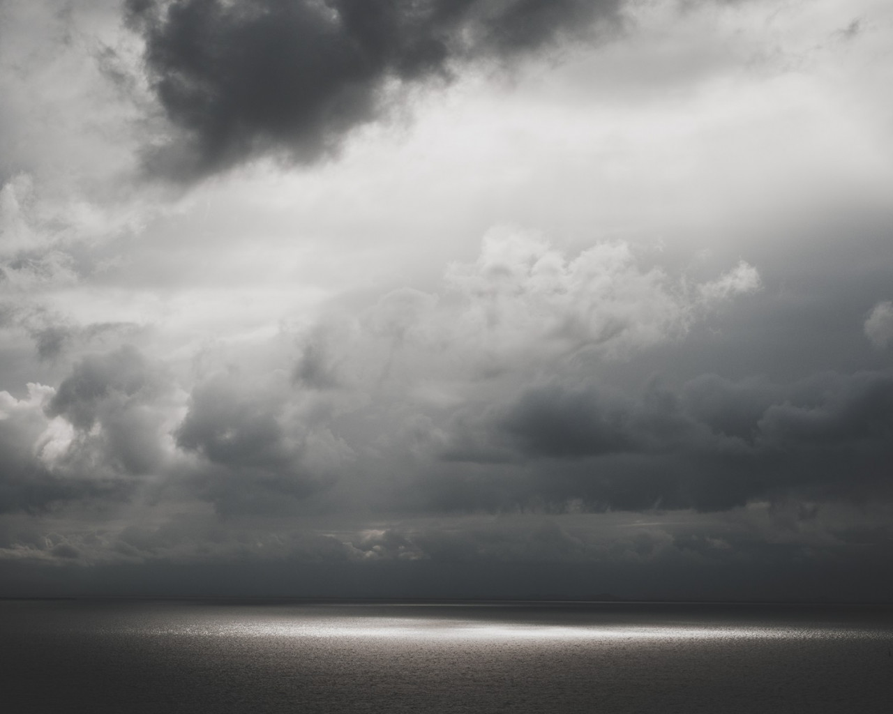 Ciemne chmury nad morzem