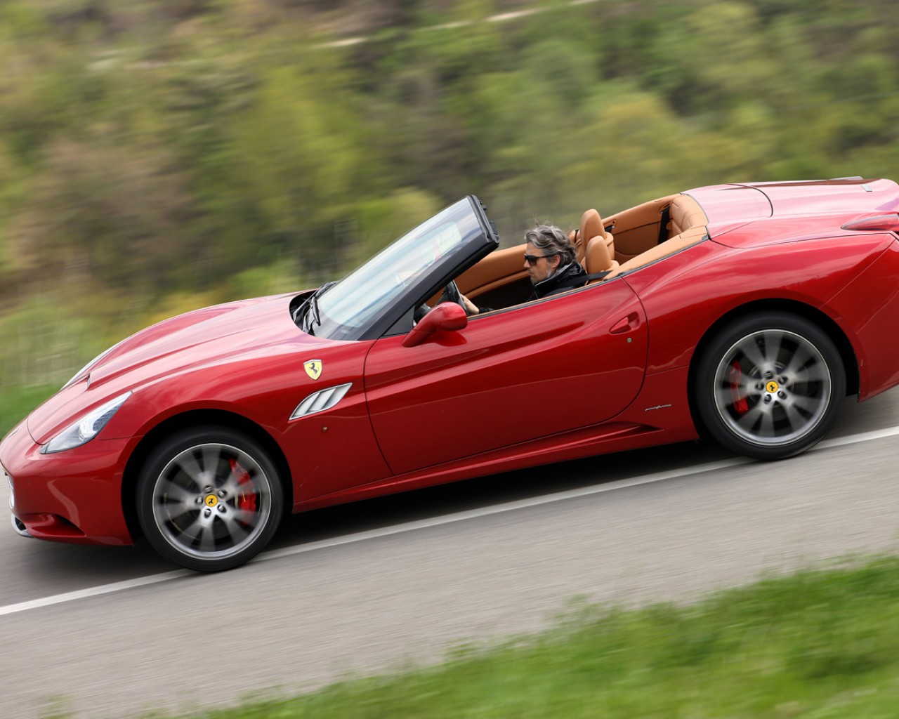 2013-Ferrari-California-side-in-motion-2.jpg