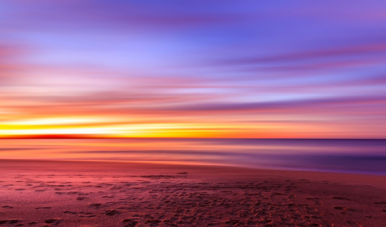 Zachód słońca, plaża i kolorowe niebo