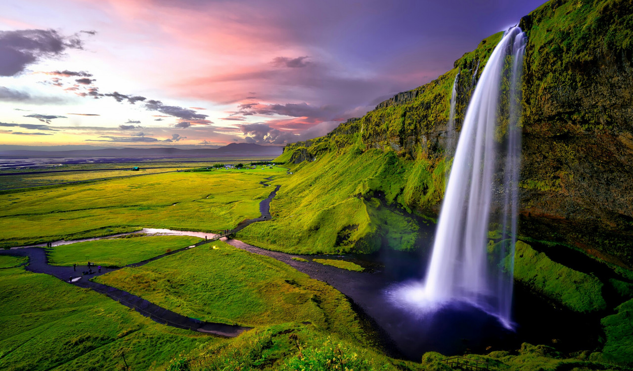 Islandia i piękny wodospad o zachodzie słońca