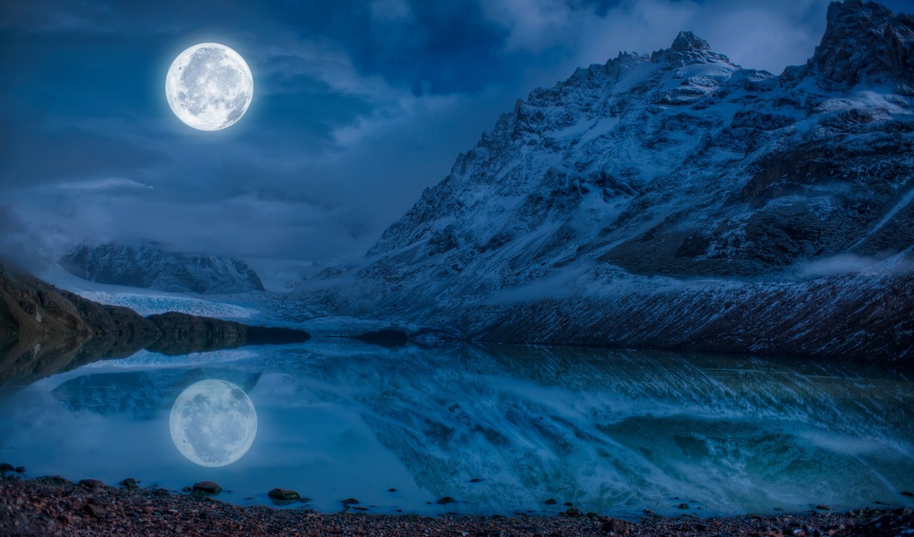 Woda, księżyc i góry odbite w jeziorze