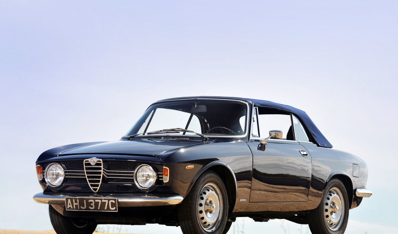 Alfa Romeo Giulia Sprint GT Cabriolet '1964–66.jpg