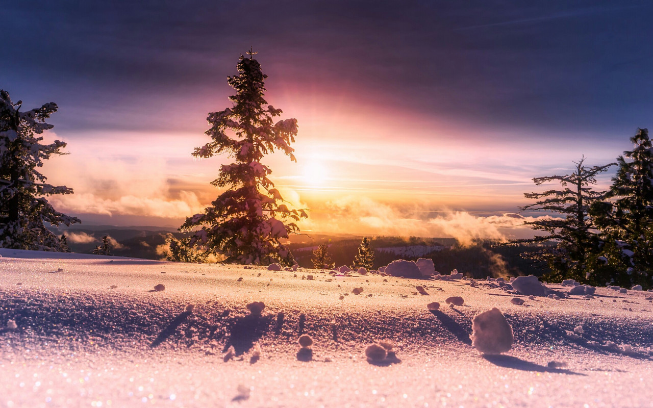 Zimowa sceneria o wschodzie słońca w górach