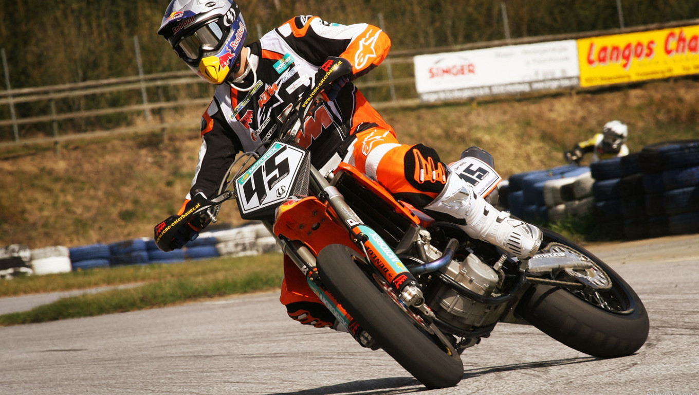 KTM_Team_Shooting_Supermoto_Austria_2007_Rene_Esterbauer_01_1440x900.jpg