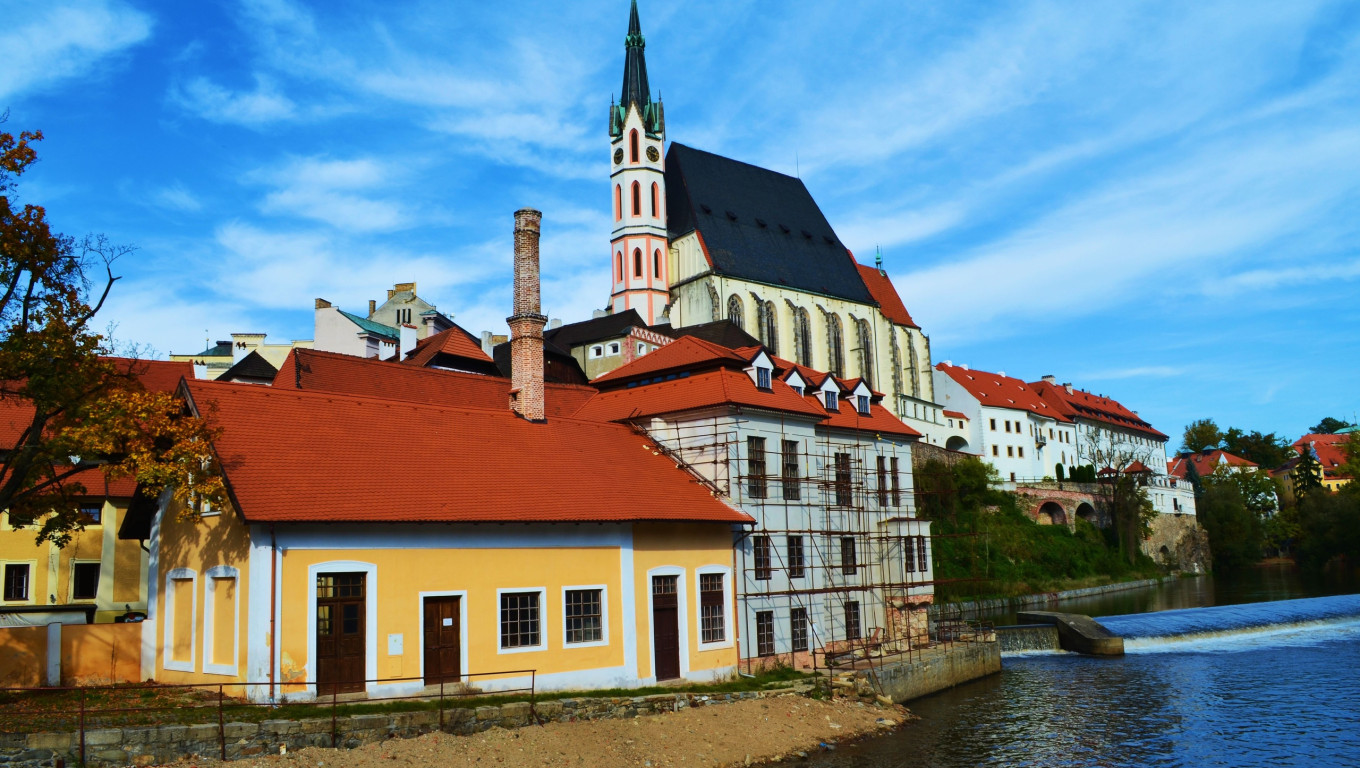 Stare kamienice i kościół