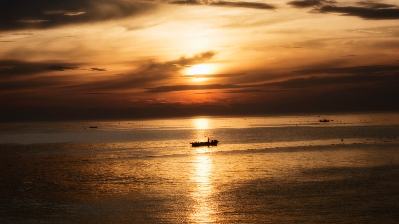 Łowiąc ryby na morzu o wschodzie słońca