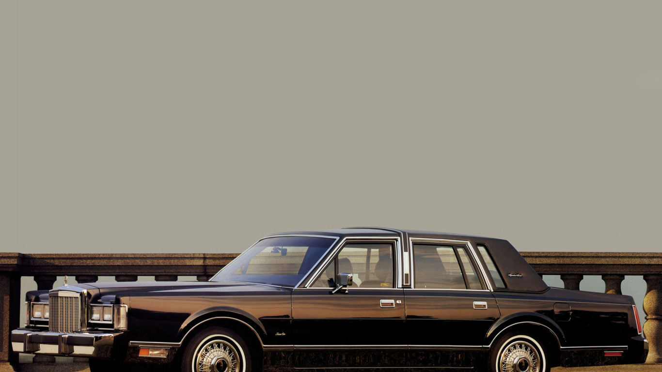 Lincoln Town Car '1985–89.jpg