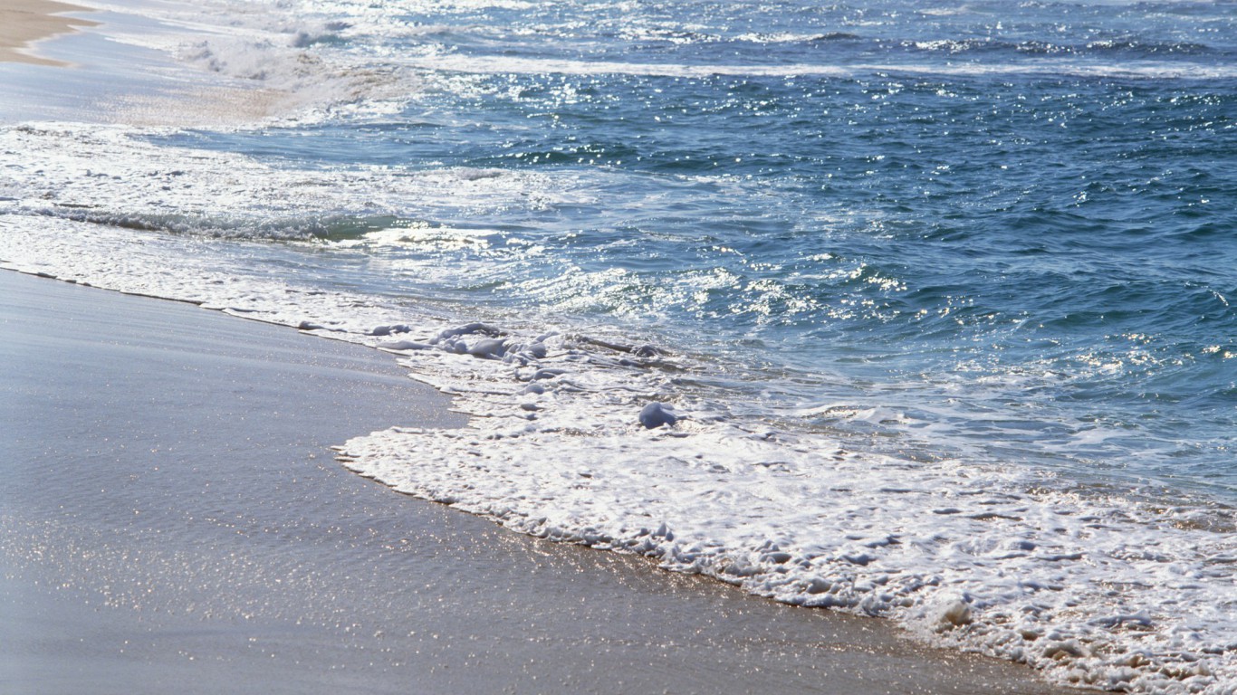 Plaża i spienione fale morskie