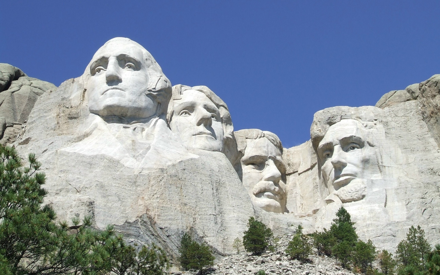 Pomnik Mount Rushmore wyżeźbiony w skałach