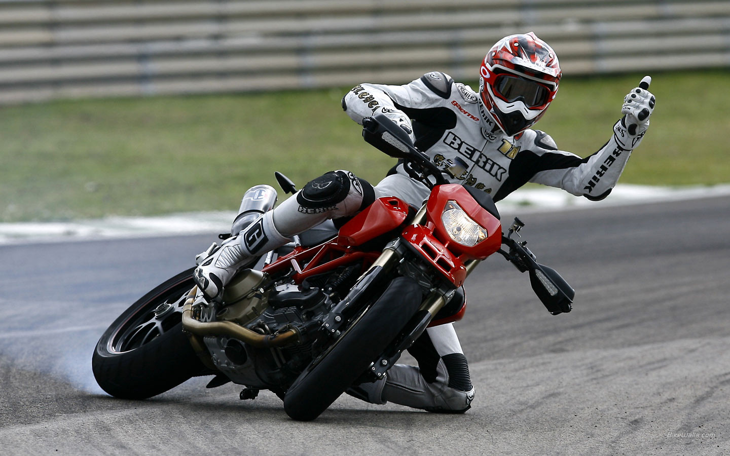 Ducati_hypermotard-a_2007_03_1440x900.jpg