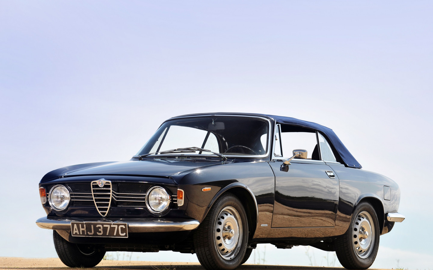 Alfa Romeo Giulia Sprint GT Cabriolet '1964–66.jpg