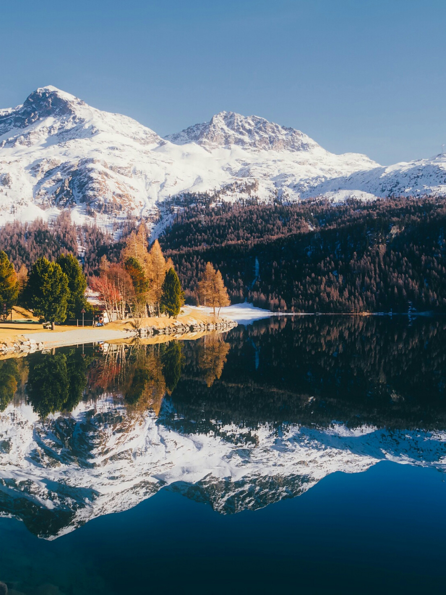 Piękne góry w Szwajcarii i ich odbicia w jeziorze