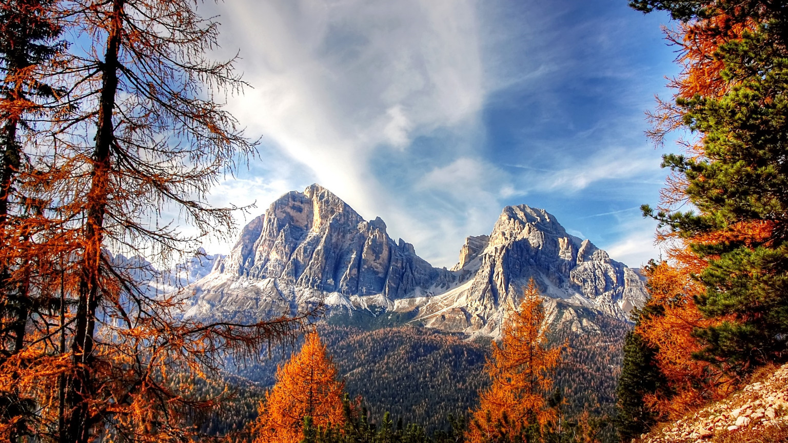 Dolomity w górach i drzewa